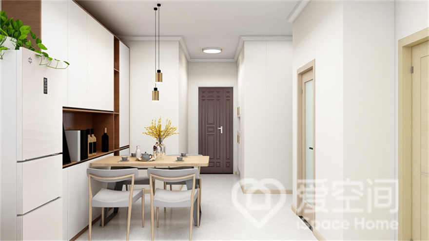 餐厅空间中，简约家具将空间瞬间带入现代氛围，餐边柜、餐桌椅摆放有序，空间井井有条。