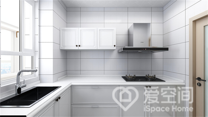 白色厨房看上去干净整洁，清爽透亮，定制的橱柜彰显出整体的品质感，动线规划完整有序。