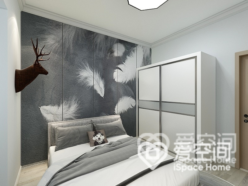 主卧背景墙形成色彩突破，灰白色空间中搭配同色系家具，整个空间的氛围不显空寂，简雅而美观。