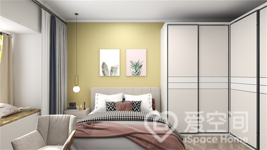定制的衣柜为主卧空间的颜值加分，浅黄色背景墙增加了空间的活力感，床品配色塑造出高雅的格调。