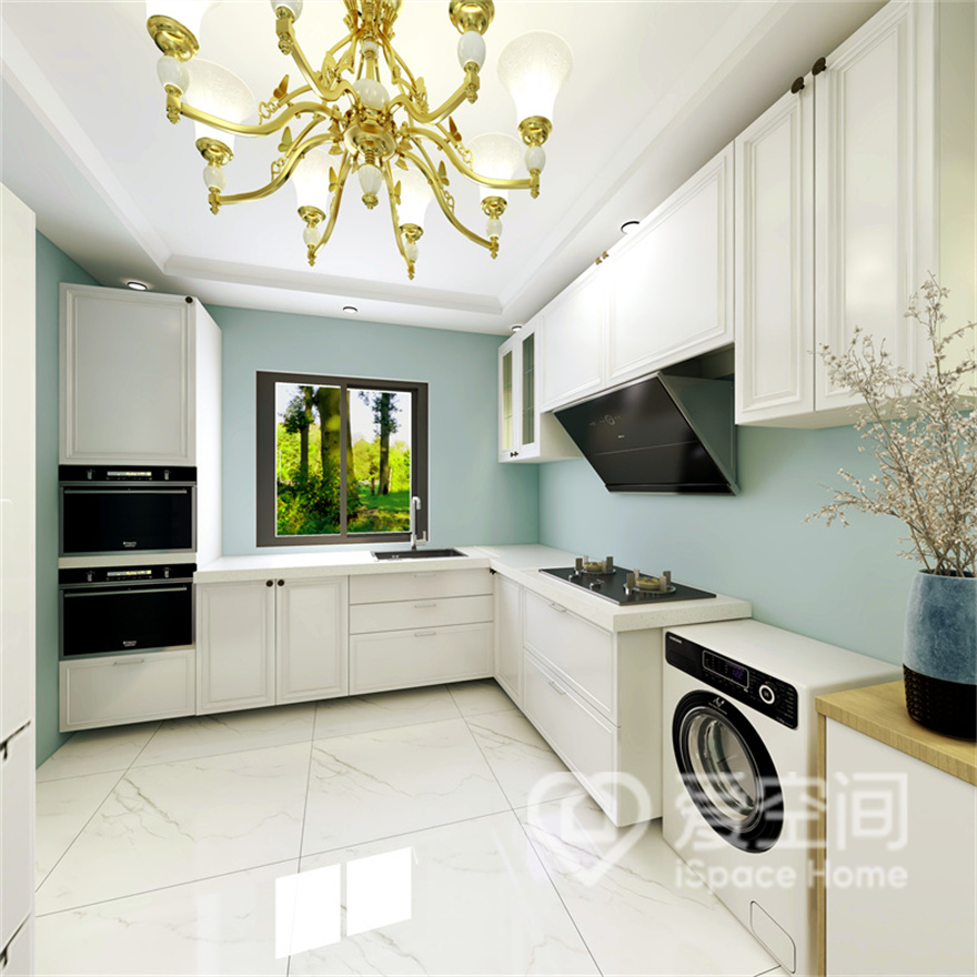 厨房空间沿用了蓝色背景，并通过简洁大气的橱柜打造出富有质感空间氛围，灯具强调了精致氛围。