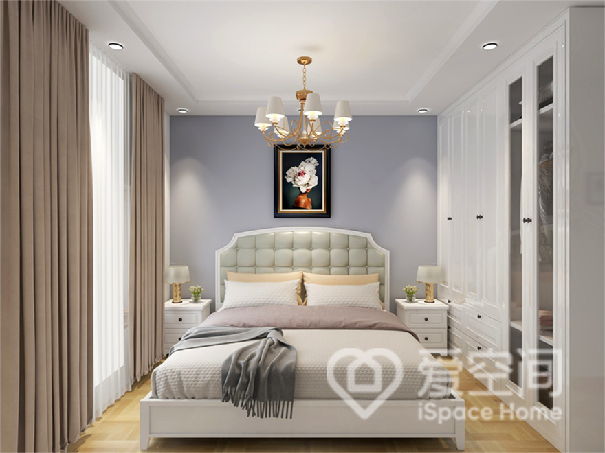 主卧空间干净而舒适，华丽的吊灯令空间更具梦幻气息，紫色背景令空间更具高级感，整体格调优雅。