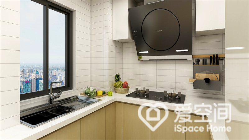 吊柜和地柜的颜色不同，丰富了空间的视觉体验，U型橱柜增加了多功能收纳，令烹饪变得更加方便。