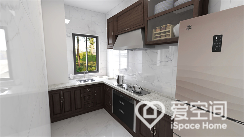 厨房动线规划流畅、合理，原木橱柜搭配白色操作台，打造出空间的层次感，令厨房简约而不简单。