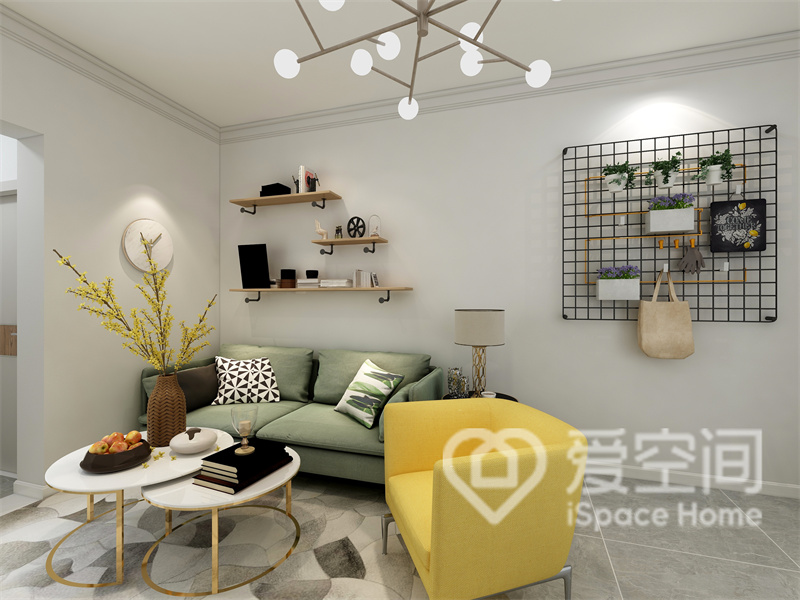 沙发的选择上，设计师以绿色和黄色拼色搭配，让空间看起来更加清新，也增加了客厅的活力氛围。