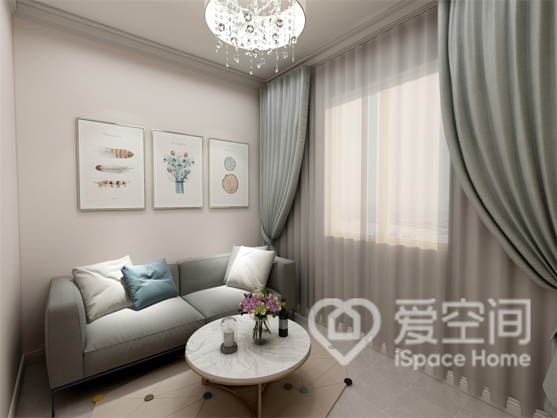 窗帘颜色与沙发颜色相互呼应，搭配文艺装饰画，在粉色空间中塑造出优雅舒适的客厅氛围。