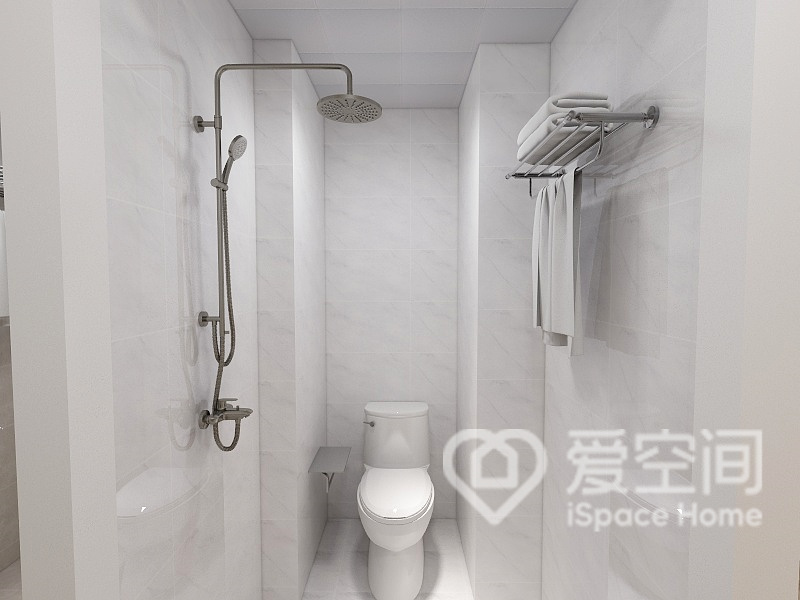 白色砖面带来温暖舒适的卫浴环境，空间规划明确，功能配置充足，白色洁具提升了空间的亮度。