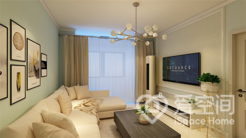 客厅采用平顶的设计方法，空间最大化利用，从布艺到家具，空间色彩搭配活泼，呈现出温馨的空间氛围。