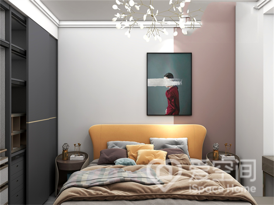 次卧的颜色使用的较为鲜明，黄色床头反映出业主对精致品位的追求，整体氛围简洁明了。