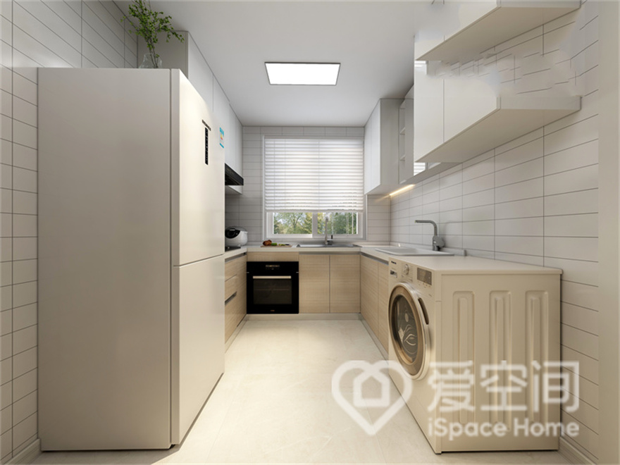 厨房的色调以白色背景墙为主，米色橱柜和白色吊柜形成了丰富的层次变化，让空间显得更有质感。