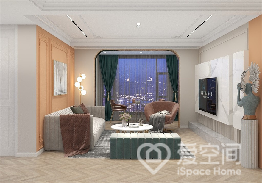 粉橘色的背景墙定下了精致的空间基调，搭配灰色和豆沙色的沙发，塑造出雅致的空间氛围。