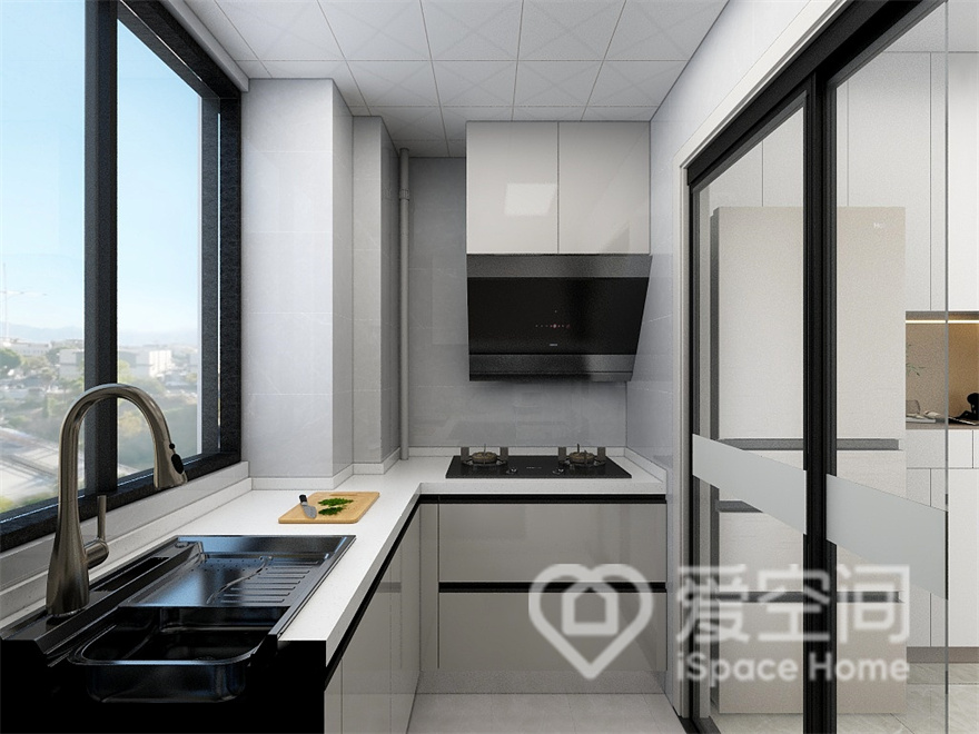 黑色电器的嵌入一改沉闷，厨房空间以简约的线条感来强化空间的立体感，塑造出高品质的厨房生活。
