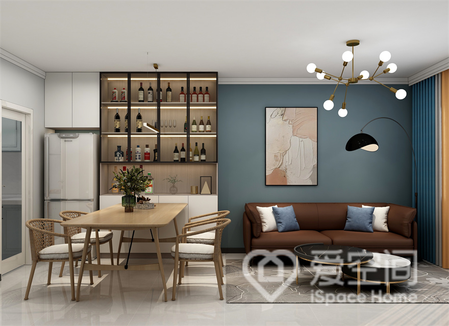 客厅与餐厅一体化设计，蓝色背景搭配咖色沙发，释放出独特的视觉观感，木质餐桌椅有属于自己的独特语言，释放出温馨感。