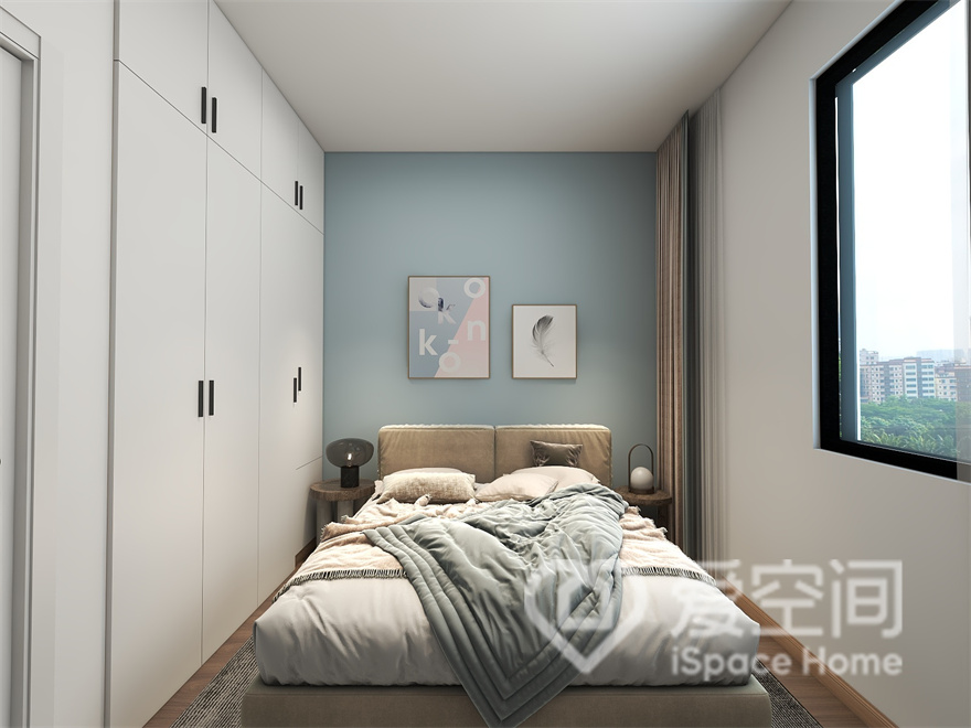 次卧的蓝色背景令空间更加温馨，简约淡然的床品令卧室变得非常舒适，入墙式衣柜储物功能强大。