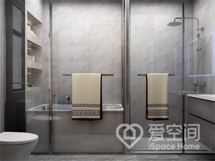 设计师做了一个两室分离的卫生间，马桶区与淋浴区彼此分离，两人可以同时使用，非常方便。