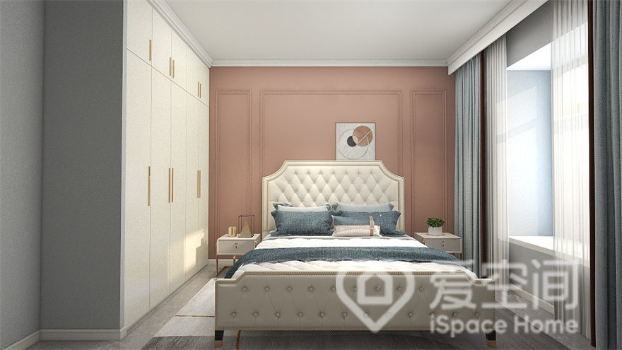 时尚床头搭配粉色背景墙，加以艺术画展示，显得空间尤为宁静，床品的配色略带艺术感。