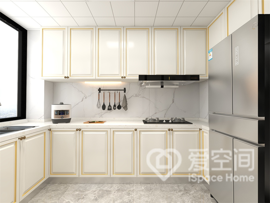 白色橱柜使厨房空间淡雅而精致，白色背景十分柔和，与橱柜搭配在一起，营造出温馨舒雅的气氛。