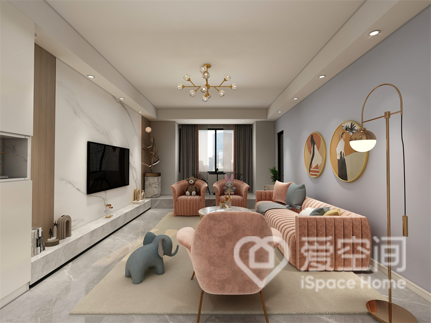 客厅采用紫色和白色来设计立面，家具简单不造作，质感舒适高级，主吊灯搭配筒灯的照明方式，增加了客厅的档次。
