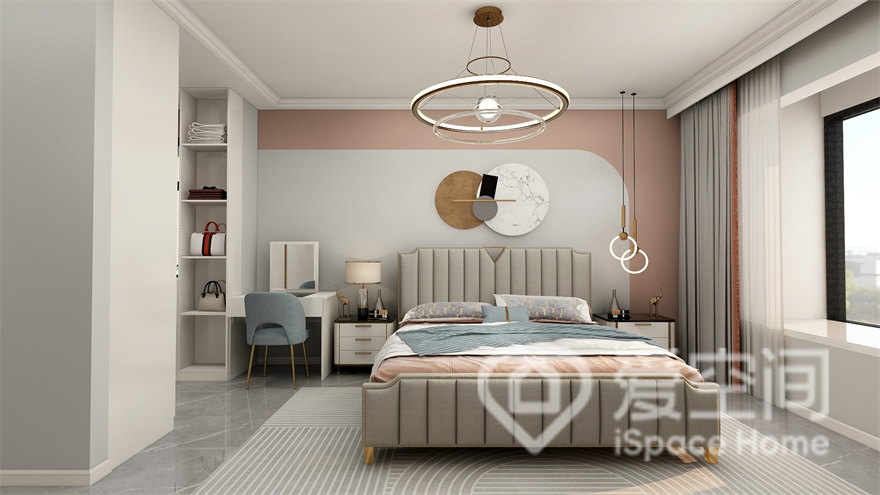 在粉白色背景墙的衬托下，主卧空间显得更加自然温暖，装饰元素和灯具自带前卫时尚的质感。