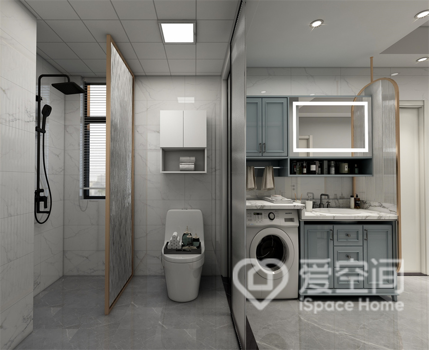 卫生间的设计简约自然，不仅采用了三式干湿分离的设计方法，还利用蓝色收纳柜提升了空间的温馨质感。