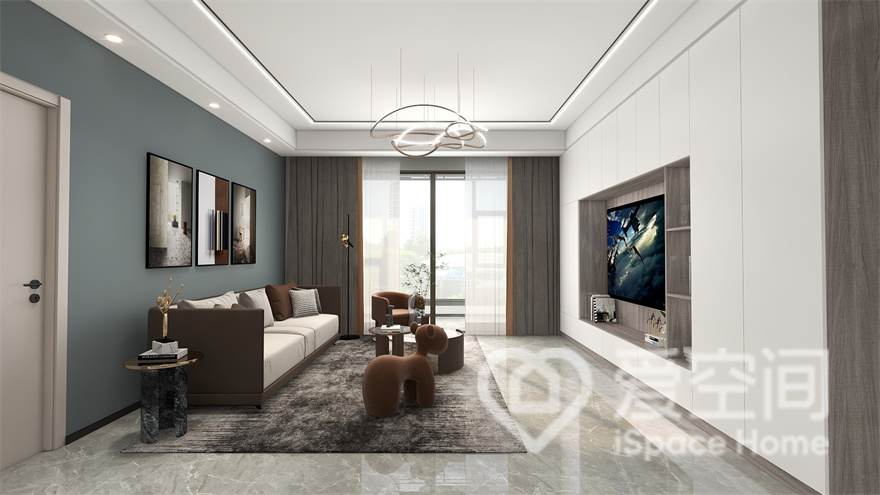 客厅以最大化利用为主，顶面简洁的线条呈现出干净利落的氛围，家居简单，每一个细节都把握有度。