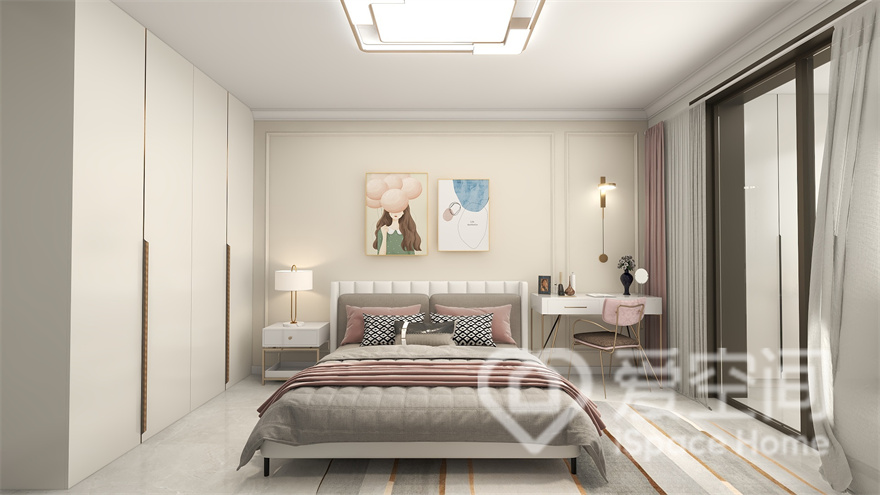 主卧选用米白色作为空间主色调，配合同色系衣柜，高级的生活气息扑面而来，室内精致而宁静。