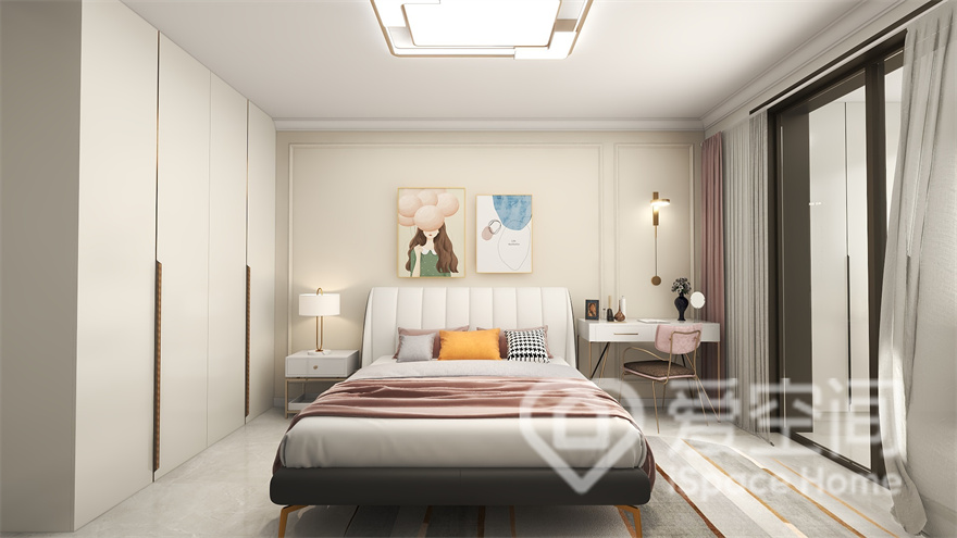 次卧依然使用米白色为主色调，配合白色双人床和方形的吸灯，凸显出精致优雅的空间气质。