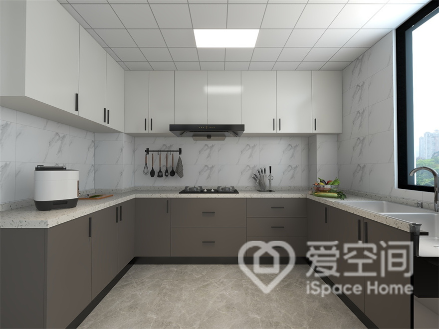 白色橱柜使厨房空间淡雅而精致，白色背景十分柔和，与橱柜搭配在一起，营造出温馨舒雅的气氛。