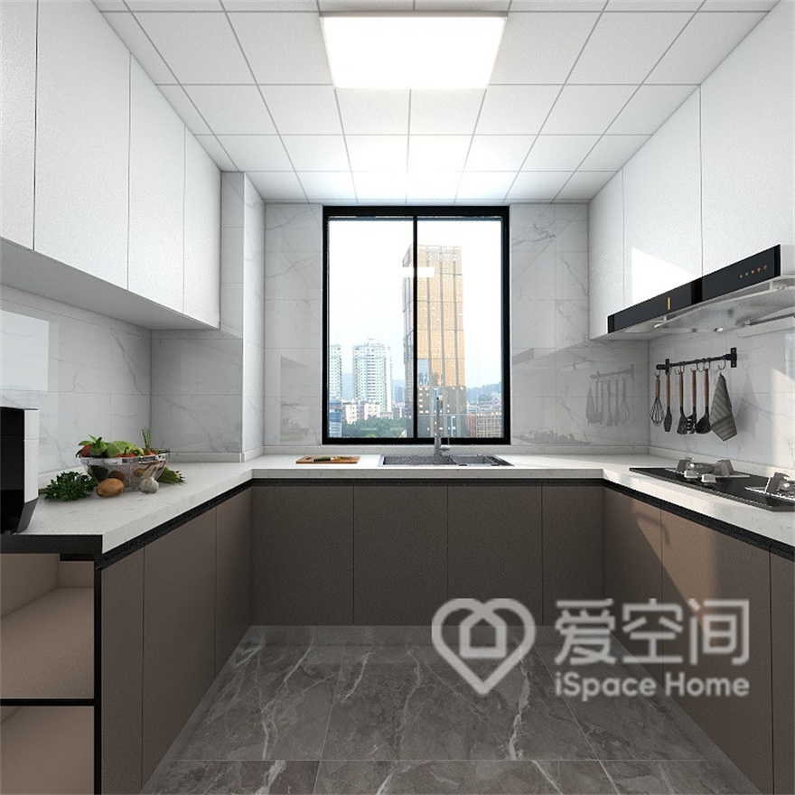 厨房空间中，白色吊柜光泽细腻，咖色橱柜雅致高级，整体配色十分舒适，U型动线的规划也很流畅。