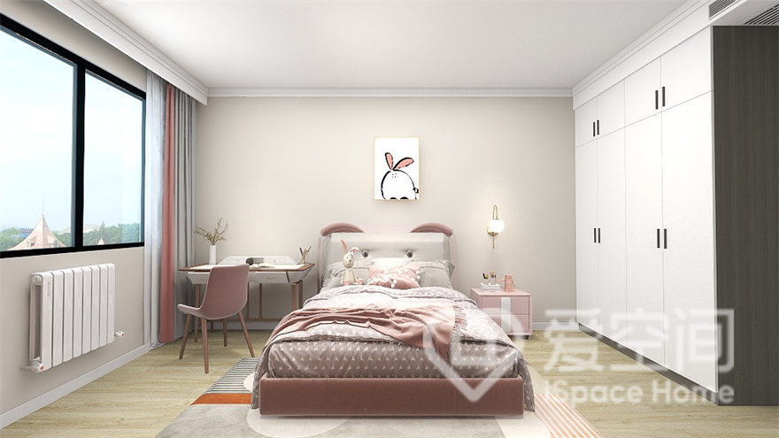 次卧童趣味十足，合理的动线规划令空间十分有序，粉色床体的融入让房间处处体现优雅气质。