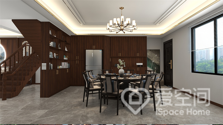 餐厅空间中融入了红木家具，收纳柜及餐边柜围合设计，使得整个餐厅空间越发端庄优雅。