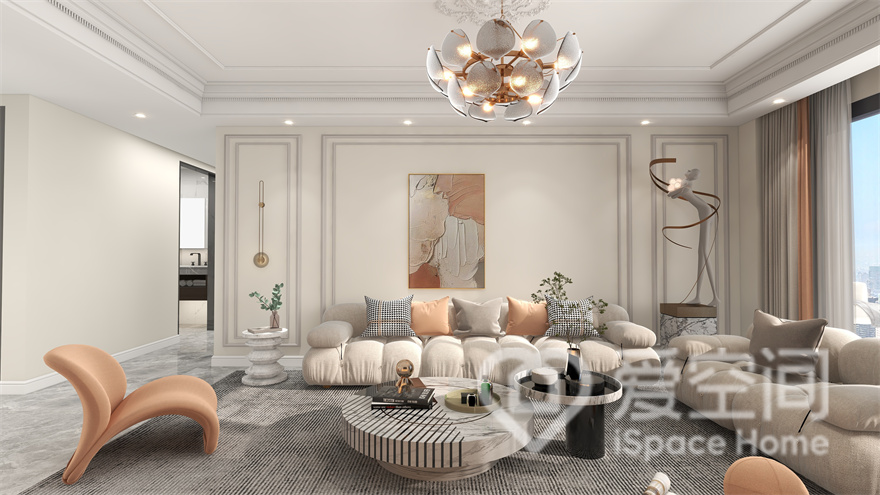 客廳背景為淺米色，法式沙發樣式精致不單調，抱枕、單椅、裝飾畫色調鮮明別致，塑造出精致的空間氛圍。