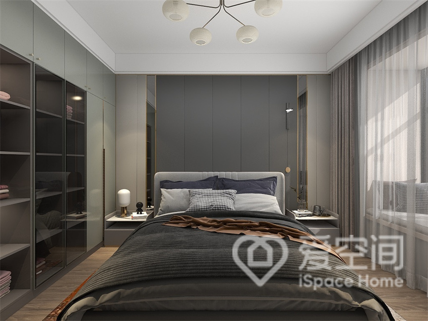 次卧的床品材料在颜色与背景墙很接近，室内的家具调舒适性与功能相结合，追求自然质朴的氛围。