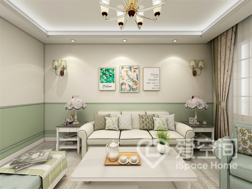 客厅是一个非常规整的长方形，白色布艺沙发和茶几几乎平行摆放，线条清晰，陈设方式简单。
