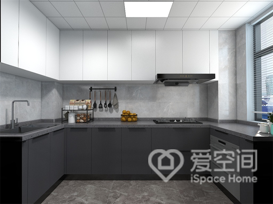 厨房的动线规划方便合理，白色与灰黑色的搭配塑造出净美空间，空间中没有多余的色彩，整体显得高级又耐看。