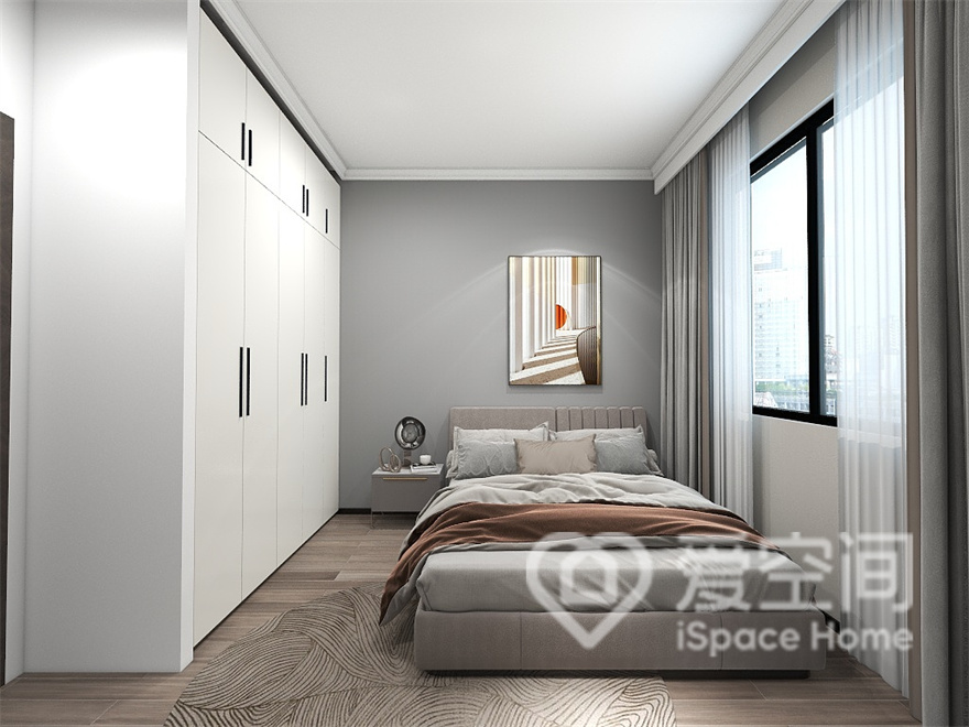 浅灰色与白色结合的次卧空间，舒适自然，装饰并未做刻意营造，自在感弥漫在空间的每个角落。
