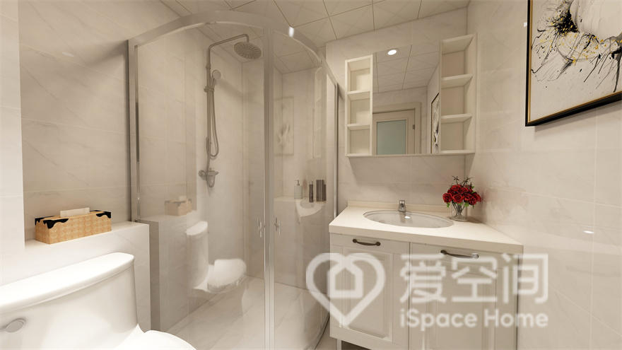 卫生间以白色为主色调，利用玻璃进行了干湿分离，洁具造型简单，空间布局有序，生活效率得到提高。