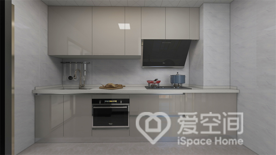 厨房空间中，设计师以最简洁的手法，加以独特而具有温馨气质的米色橱柜，释放出现代风格的都市魅力。