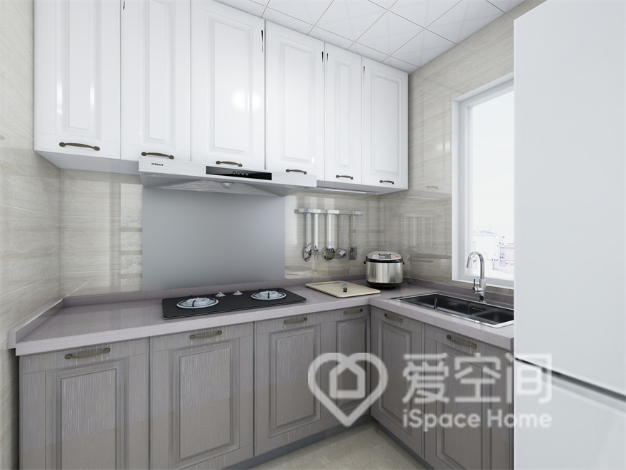 白色与灰色橱柜搭配，在米色大理石墙体中家具显得简单又整洁，L型布局增加了空间的使用率。