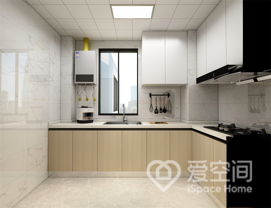 厨房空间的动线十分自在，设计师也巧妙地借用了自然光线增强空间的明亮度，让烹饪过程更加轻松舒适。