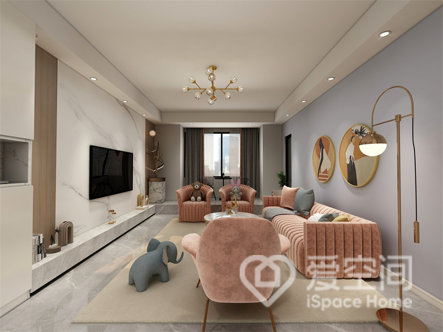 粉红色的丝绒沙发搭配大理石茶几，成为客厅的亮点，装饰画和灯具的组合达到了意向不到的效果。