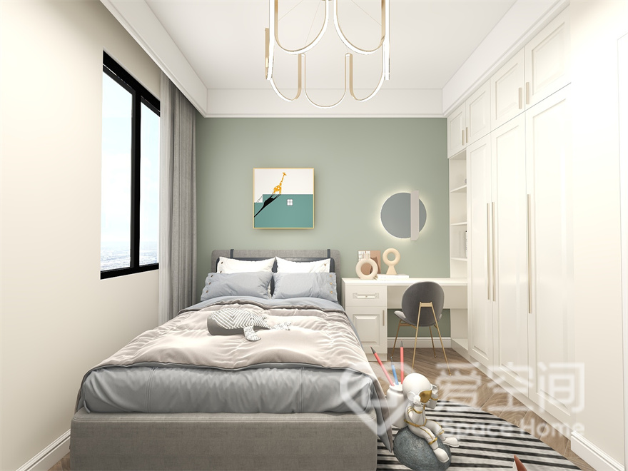 次卧床头墙以浅绿色为背景，搭上柔软的床铺、现代时尚的灯具、以及精致的摆饰，满满的高级感。