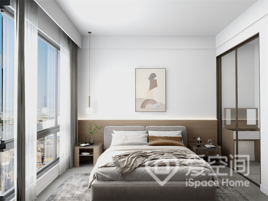 主臥空間中，設計師采用白色涂料+原木板的拼接方式增加臥室的時尚感，灰色床品的融入塑造出穩重的空間基調。