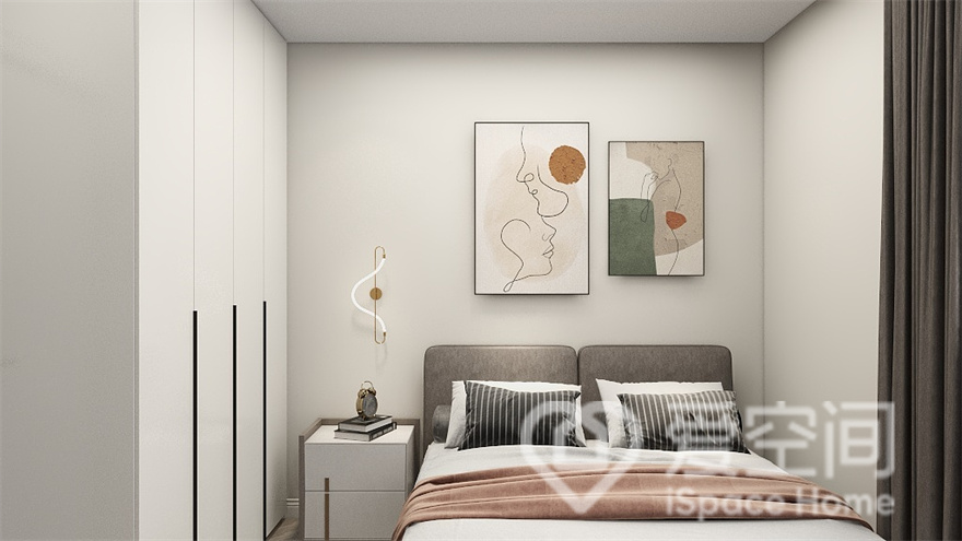 次卧整体是干净的白色调，衣柜属于收纳紧凑型设计，装饰画和灯具元素增加了室内的精致氛围。