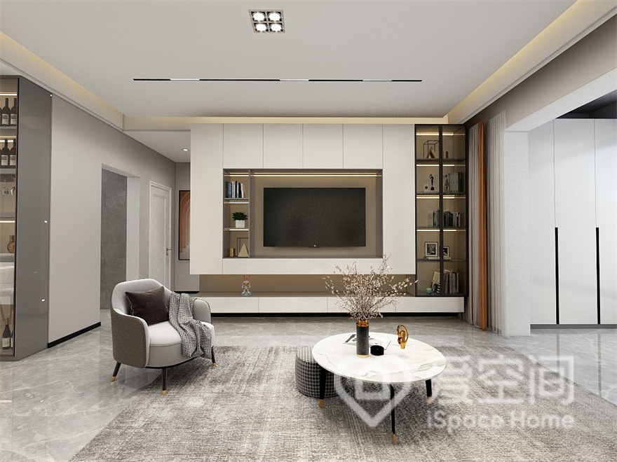 客厅配有定制电视墙，强大的收纳功能将空间的杂乱程度降至最低，无吊顶的设计方式也增加了空间的明亮度。