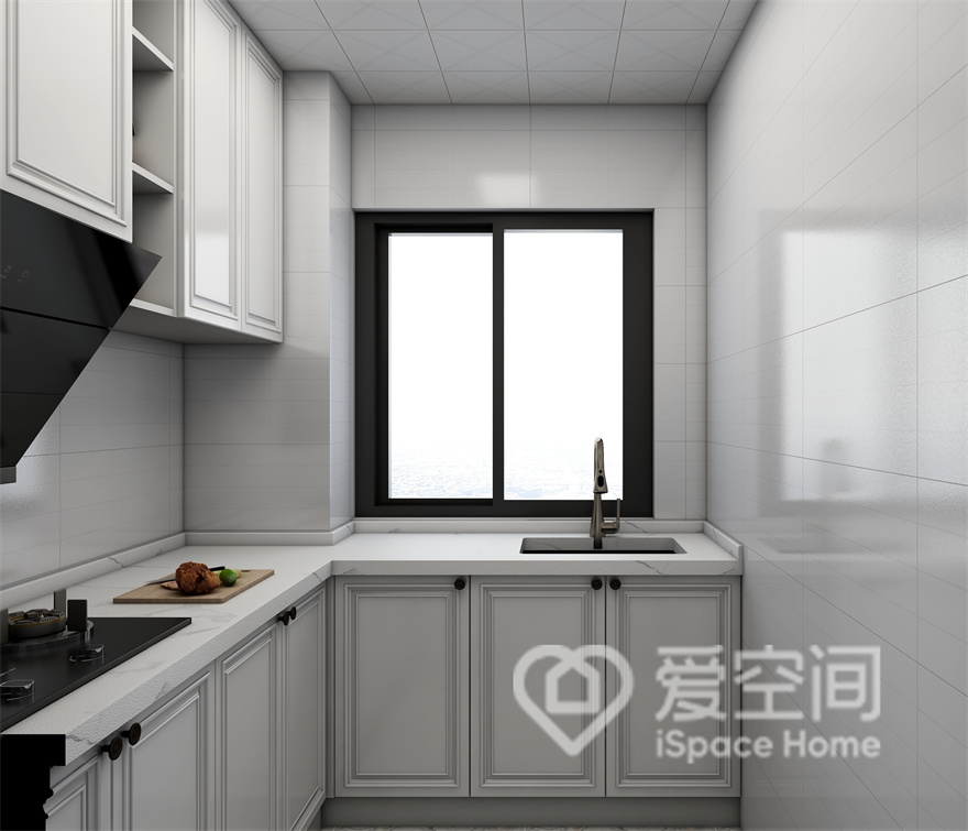 设计师通过温馨的白色橱柜，打造出这一高级舒适的烹饪空间，处处都是设计美学的体现。