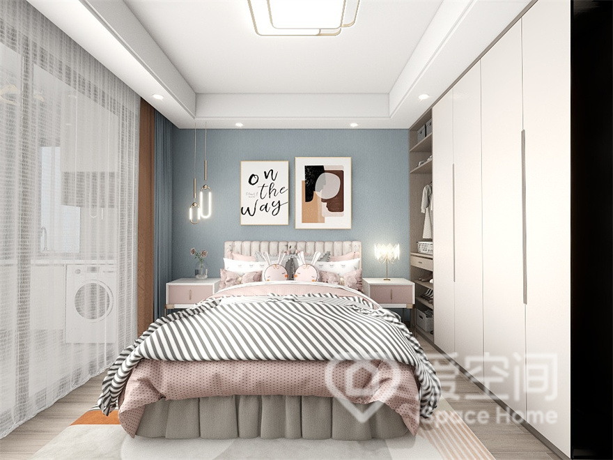 蓝色与粉色的颜色令次卧搭配看上去很协调，灯光的设计富有层次感，增强了卧室的精致氛围。