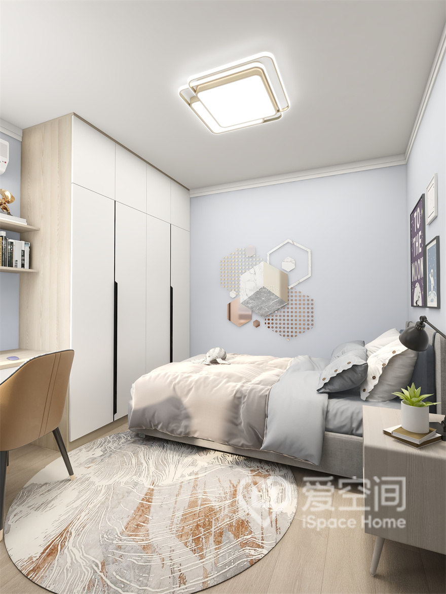 次卧背景主要采用了蓝色，木地板的颜色与家具相呼应，触感舒适的床品增加了空间的温馨感。