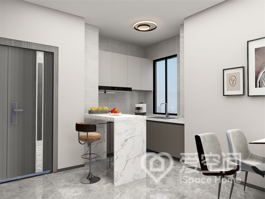 廚房空間大量的留白，定制的櫥柜充滿實用主義，吧臺的設計增加了空間層次，也彰顯出業主對精致生活的追求。