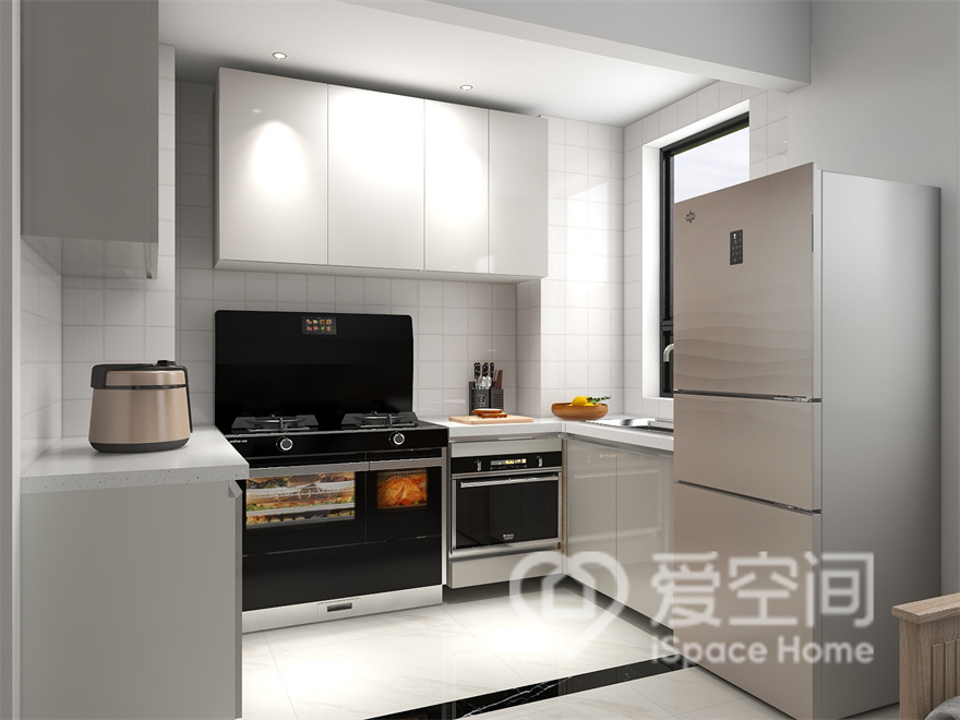 厨房呈现出放松和舒适的视觉况味，其中采用烤漆材质定制橱柜，因此内部看起来雅致而简约。